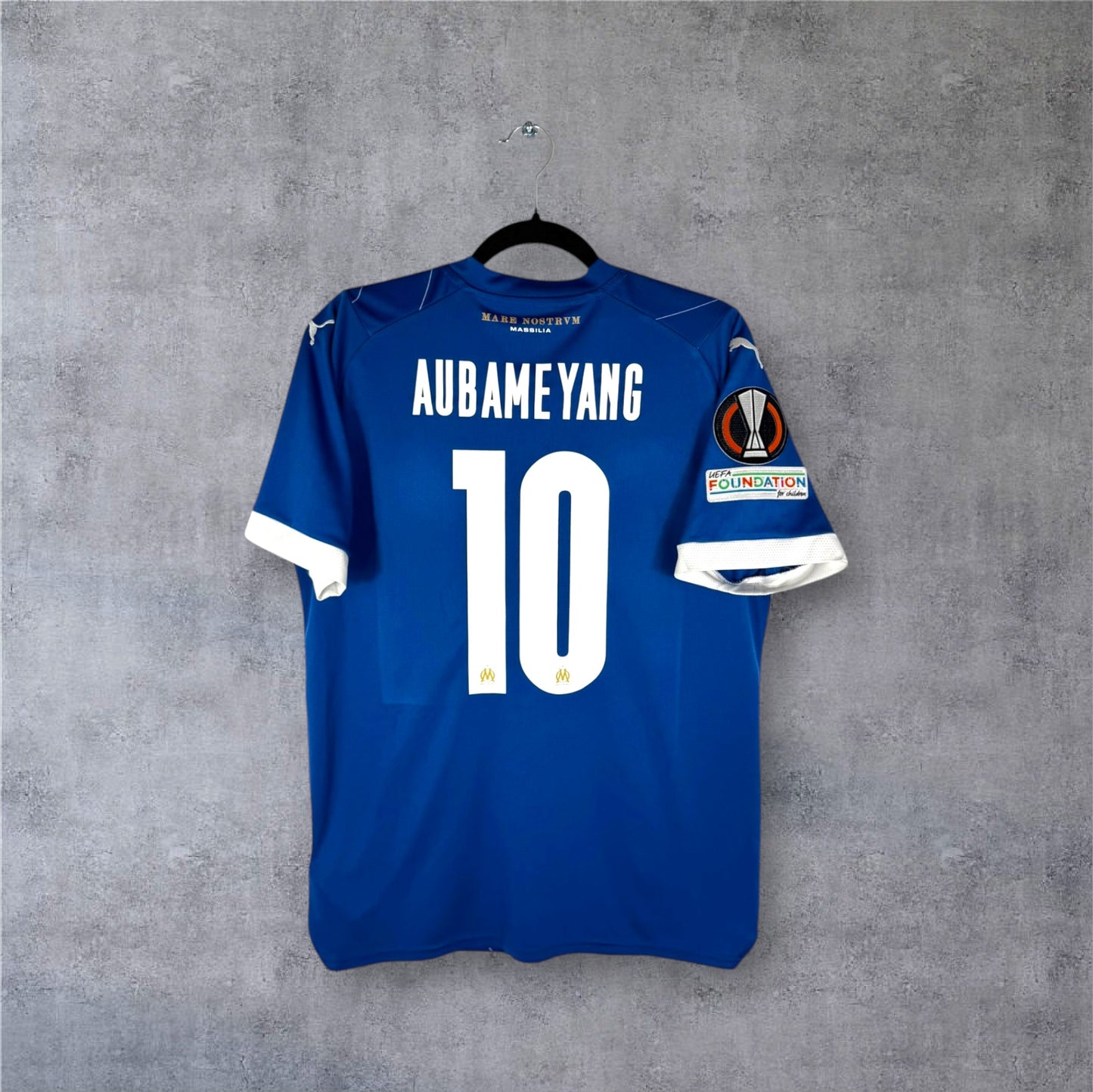 Dos du maillot OM 2024 bleu marine avec flocage blanc AUBAMEYANG 10 et logo Boulanger au bas du dos.