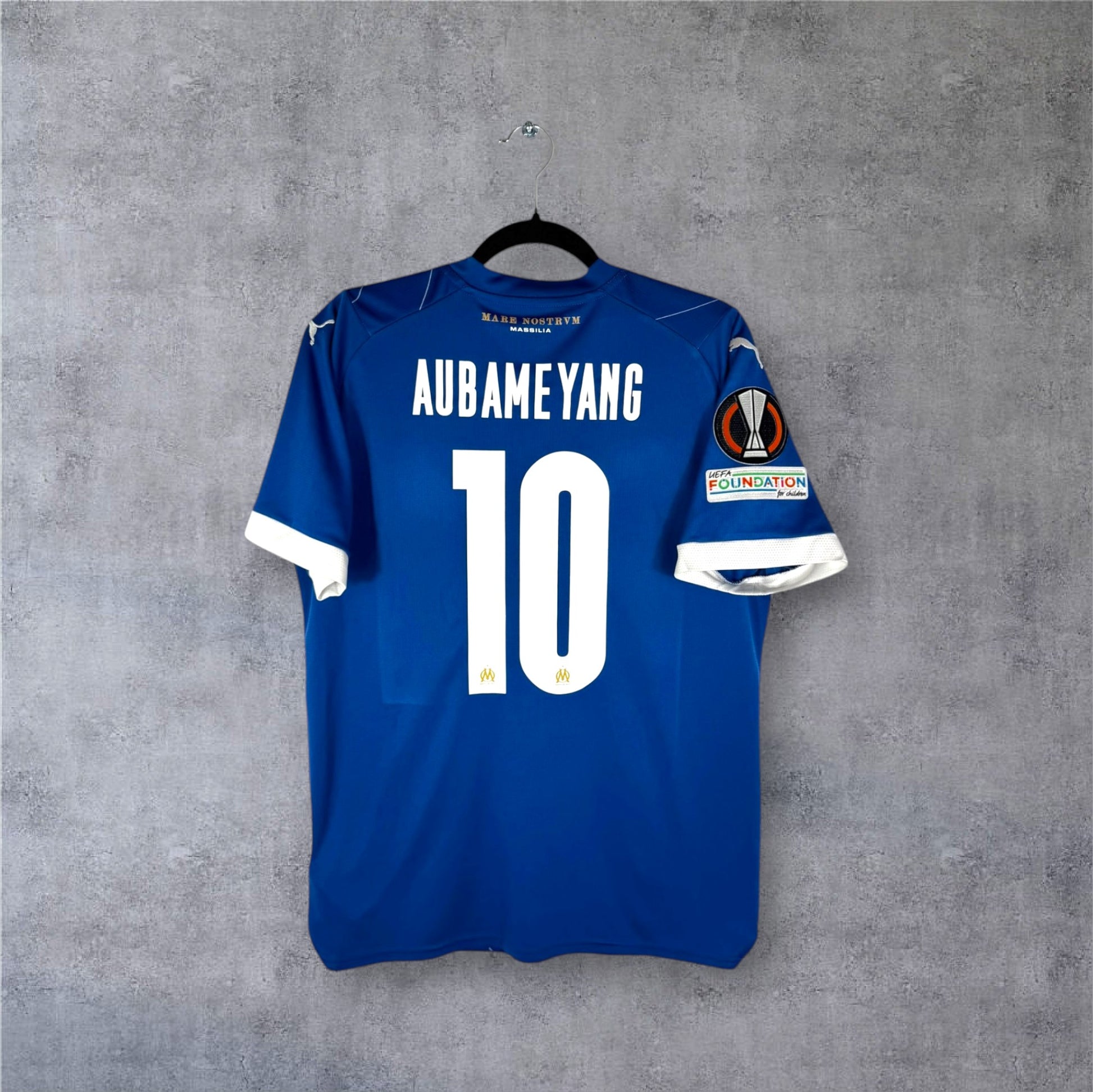 Dos du maillot OM 2024 bleu marine avec flocage blanc AUBAMEYANG 10 et logo Boulanger au bas du dos.