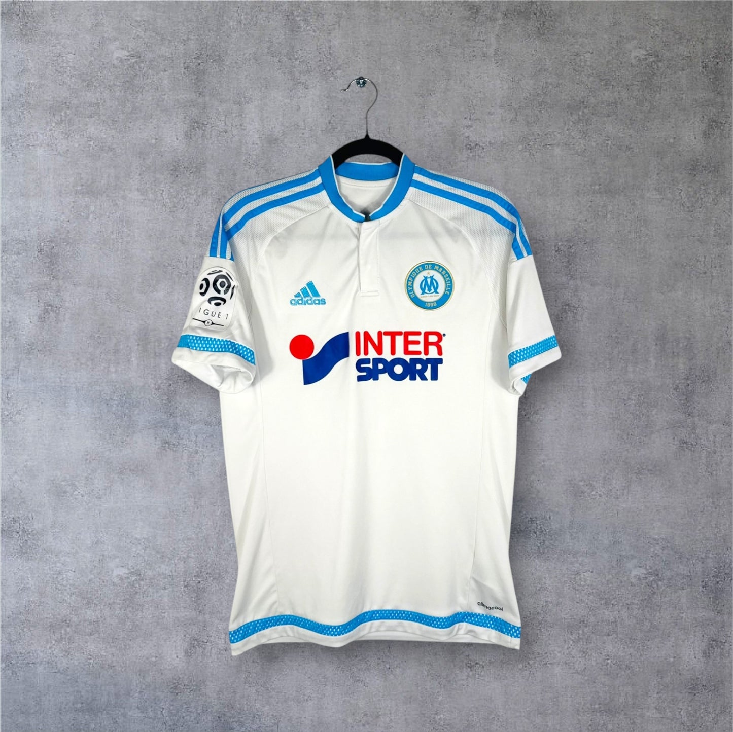 Vue de face du maillot OM 2015/16 blanc col rond bleu avec sponsor Intersport.