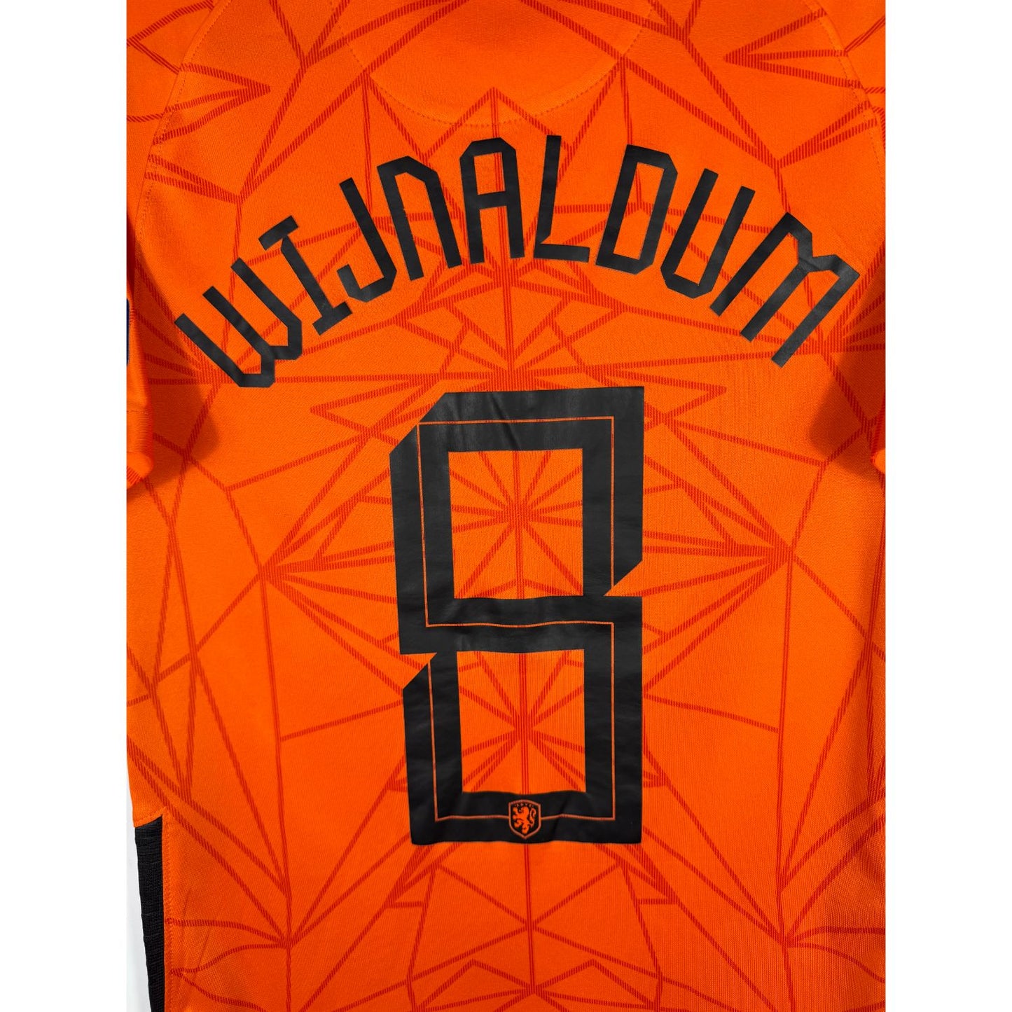Détail de la typographie du flocage d'origine sur le numéro 8 de Georginio Wijnaldum