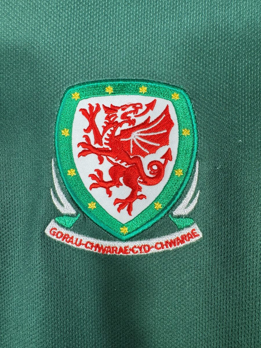 Détail du blason brodé au dragon gallois et de la devise Gorau Chwarae Cyd Chwarae