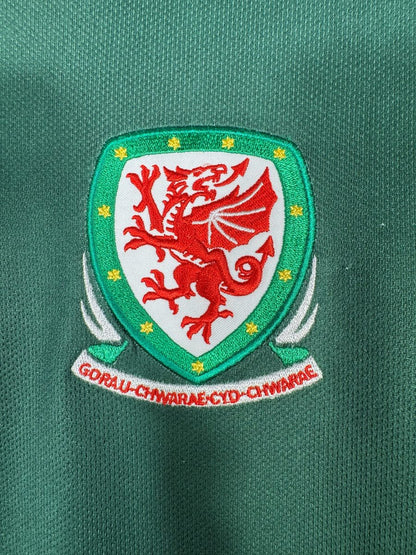 Détail du blason brodé au dragon gallois et de la devise Gorau Chwarae Cyd Chwarae