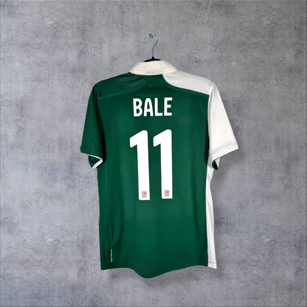 Dos du maillot Pays de Galles 2012 extérieur vert avec flocage Bale N°11 et écussons Wales