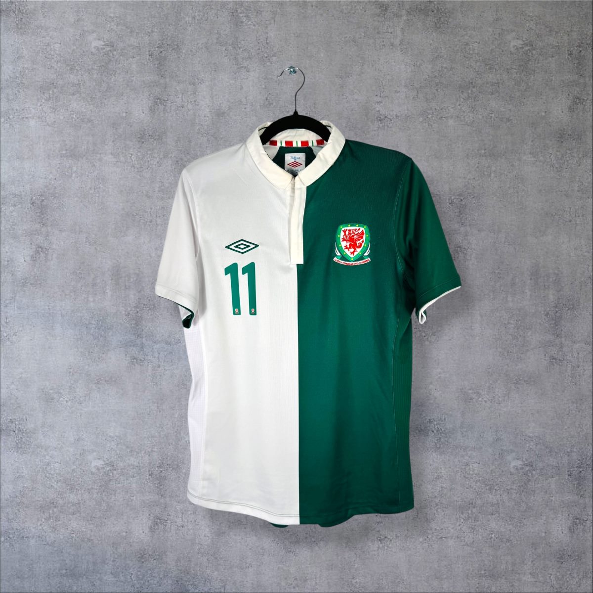 Face du maillot Pays de Galles 2012 extérieur Umbro mi-blanc mi-vert avec blason au dragon