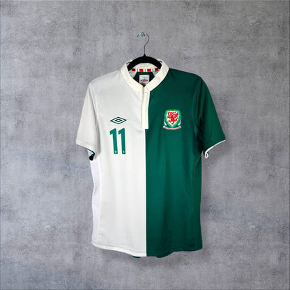 Face du maillot Pays de Galles 2012 extérieur Umbro mi-blanc mi-vert avec blason au dragon