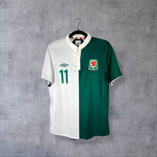 Face du maillot Pays de Galles 2012 extérieur Umbro mi-blanc mi-vert avec blason au dragon