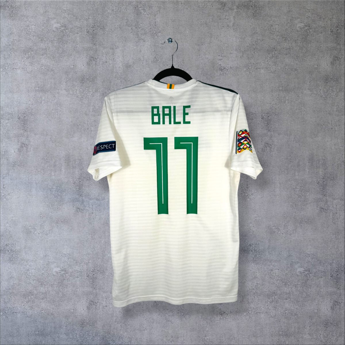 Dos du maillot Pays de Galles extérieur 2018 Adidas blanc, flocage vert Bale 11, patchs Nations League et Respect