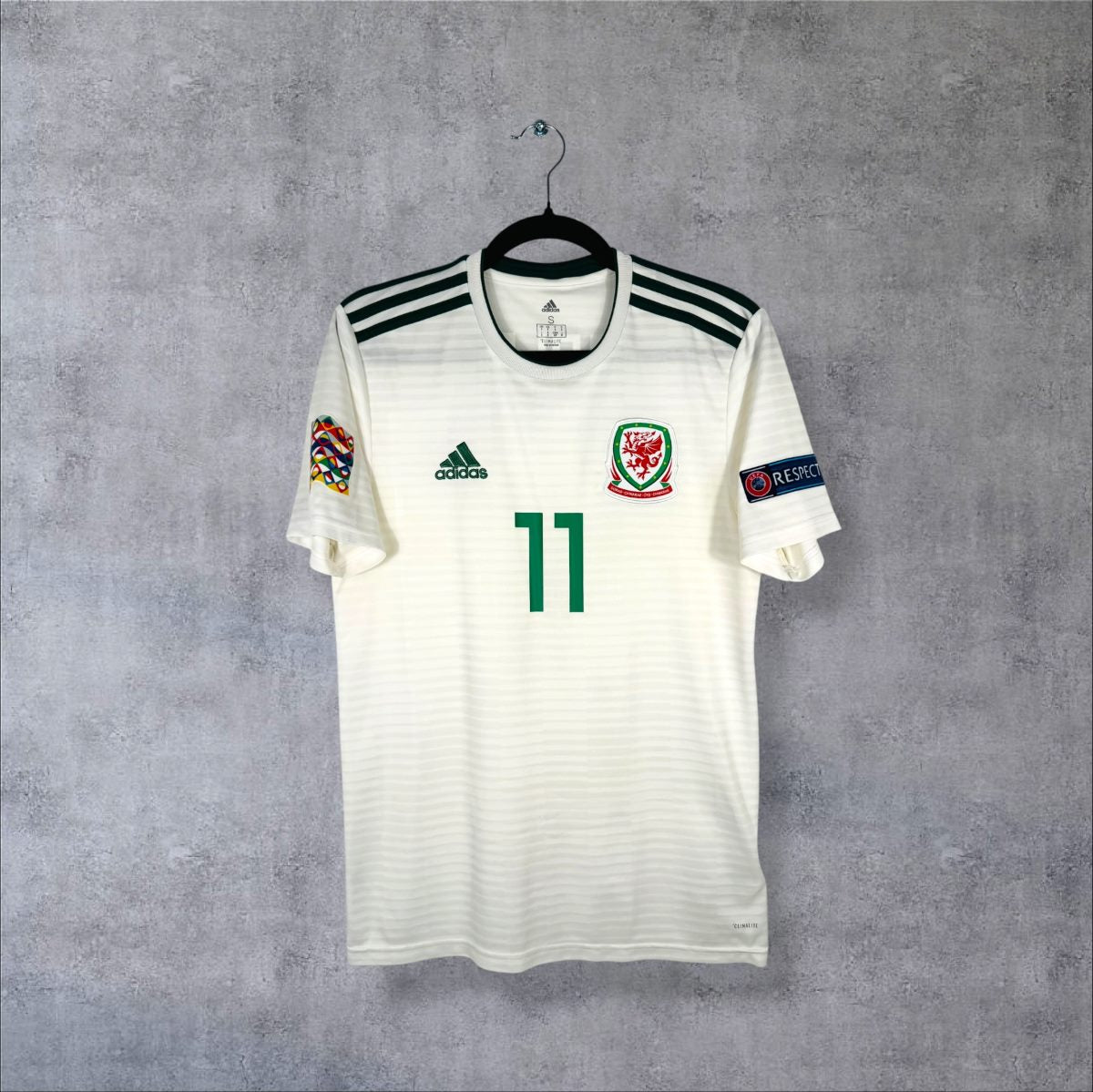 Maillot Pays de Galles 2018 extérieur blanc de face, trois bandes vertes, écusson au dragon, numéro 11