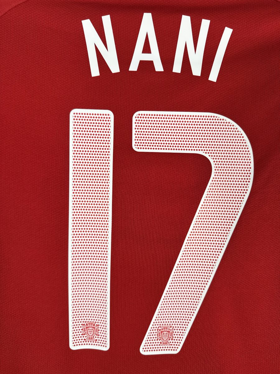 Détail du flocage NANI N°17 avec écussons portugais intégrés dans les chiffres
