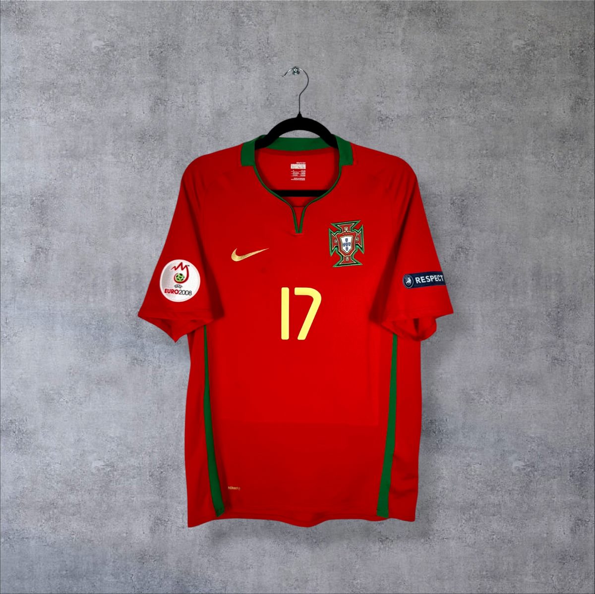 Maillot Portugal 2008 domicile Nike face numéro 17 doré col vert