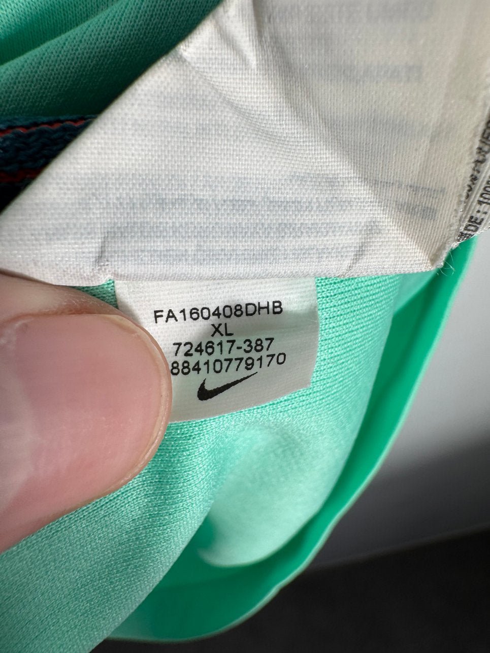 Étiquette d'authenticité avec code Nike 724617-387 prouvant l'originalité du maillot