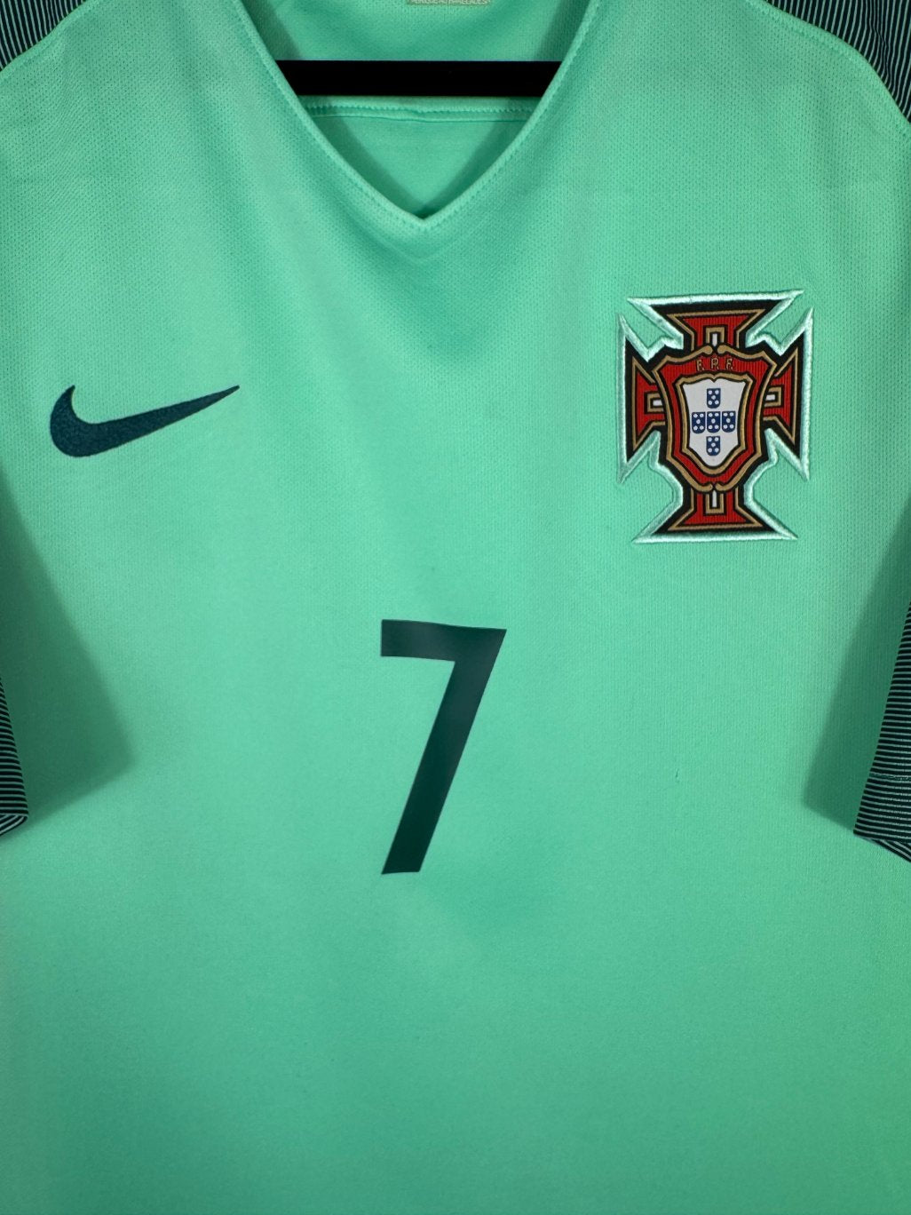 Détail de l'écusson du Portugal et du logo Nike