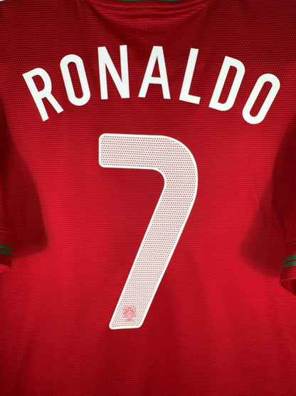 Détail du flocage RONALDO numéro 7 perforé avec écusson portugais, maillot Euro 2012