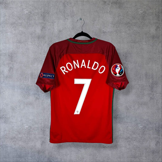Dos du maillot Portugal domicile Euro 2016 rouge avec flocage Ronaldo N°7, patch UEFA Euro 2016 et patch RESPECT sur les manches