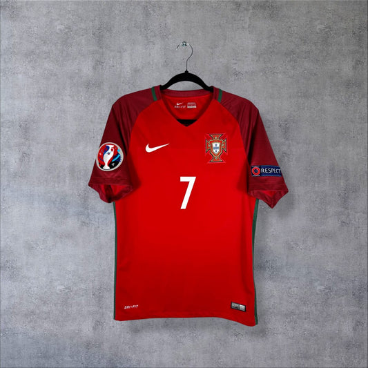 Face du maillot Portugal domicile Euro 2016 Nike avec écusson brodé FPF, numéro 7 sur le torse et patch officiel UEFA Euro 2016