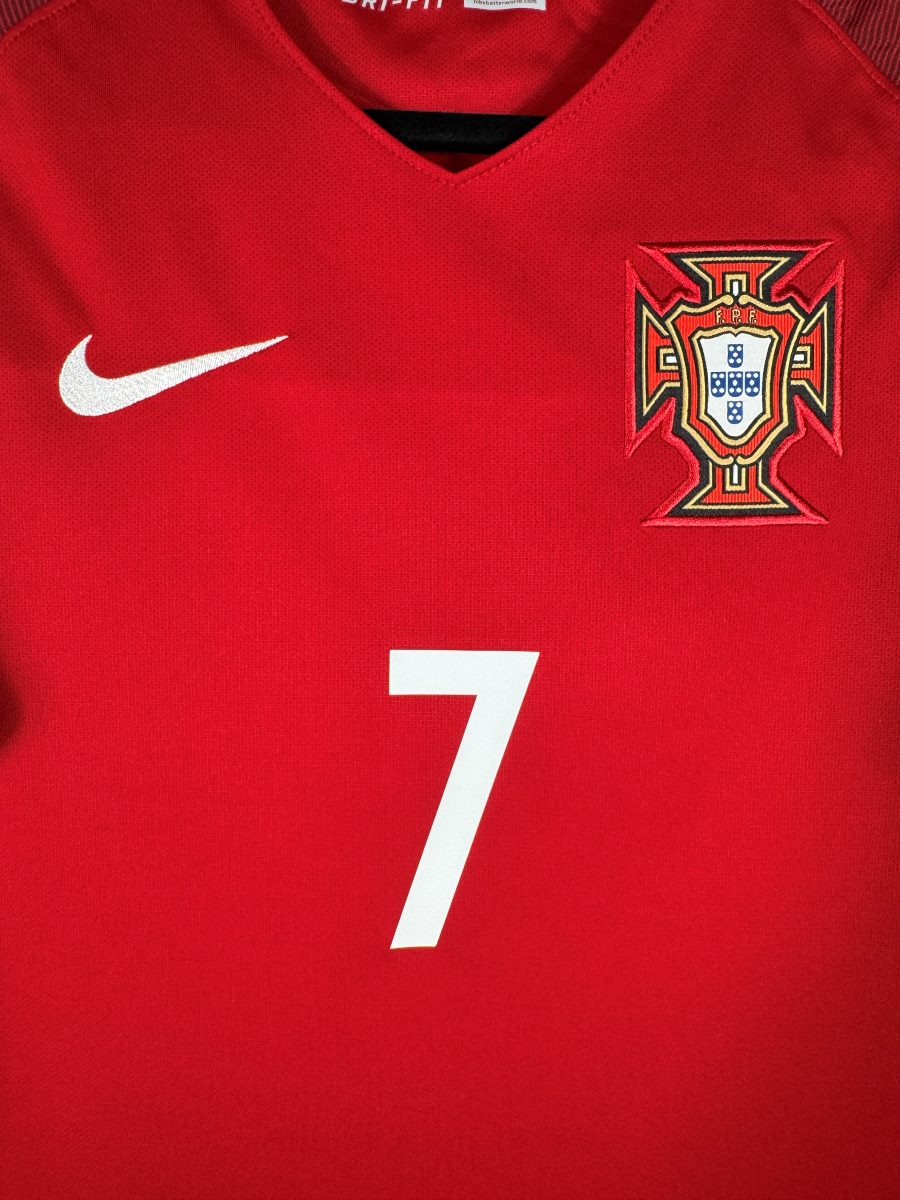 Détail de l'écusson brodé de la Fédération portugaise et du numéro 7 de Ronaldo sur le torse du maillot Portugal Euro 2016