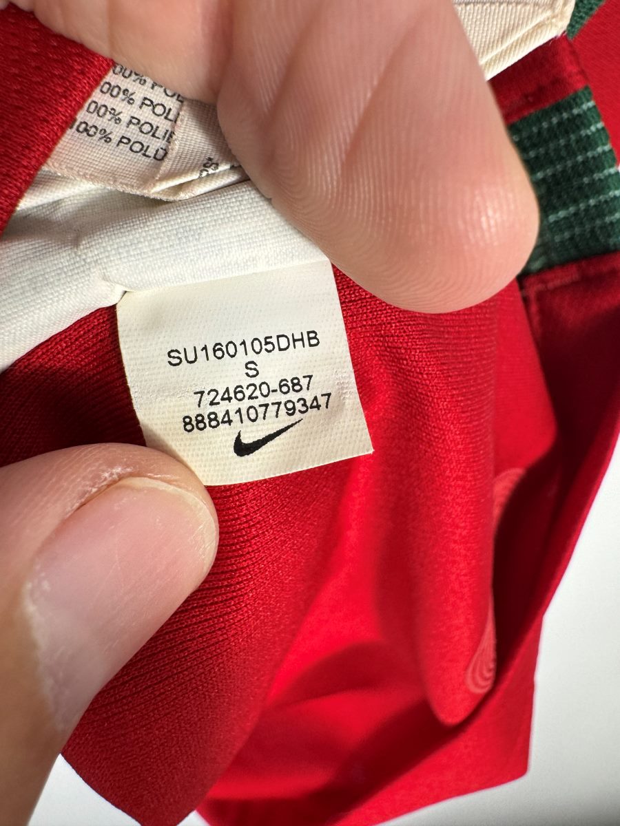 Étiquette intérieure Nike du maillot Portugal Euro 2016 avec le code d'authenticité 724620-687 et la taille S