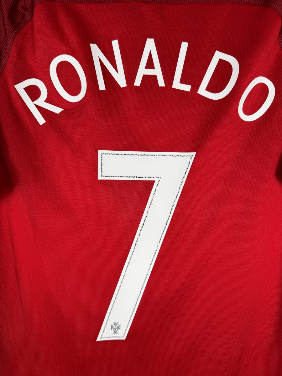 Gros plan du flocage Ronaldo N°7 du maillot Portugal Euro 2016 avec le motif décoratif de la police officielle du tournoi