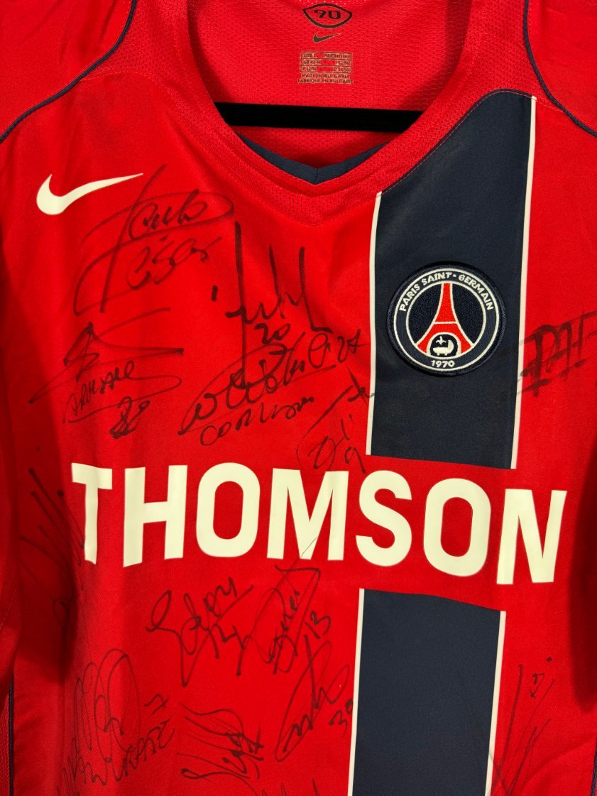 Détail de l'écusson du Paris Saint-Germain et du logo Nike
