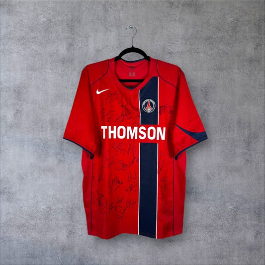 Vue globale des signatures de l'équipe sur le maillot PSG 2004-2005 Extérieur