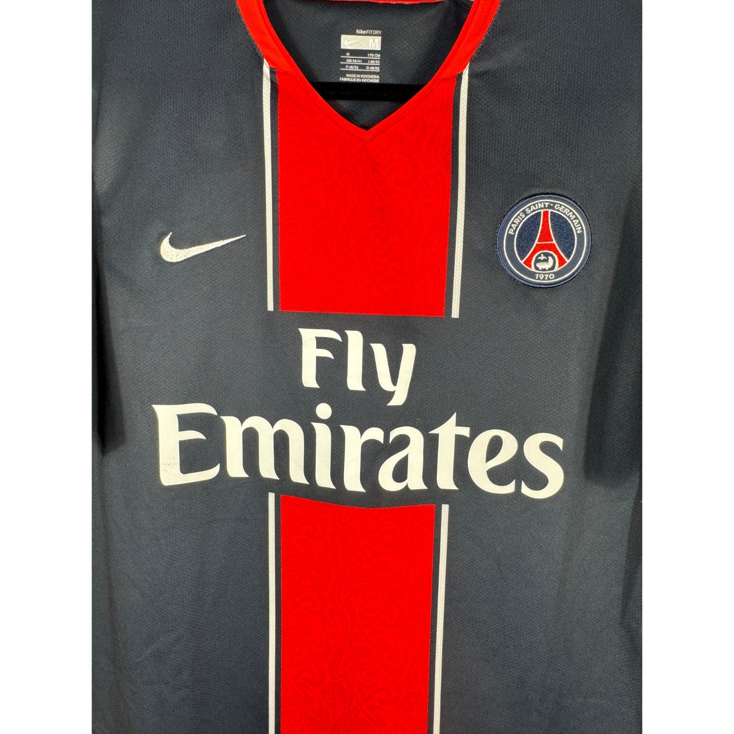Détail de l'écusson du Paris Saint-Germain et du logo Nike