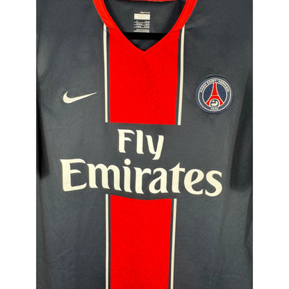 Détail de l'écusson du Paris Saint-Germain et du logo Nike