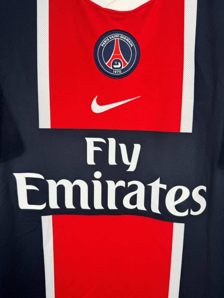 Détail de l'ancien écusson PSG 1970 avec berceau et du swoosh Nike sur le maillot 2011-2012