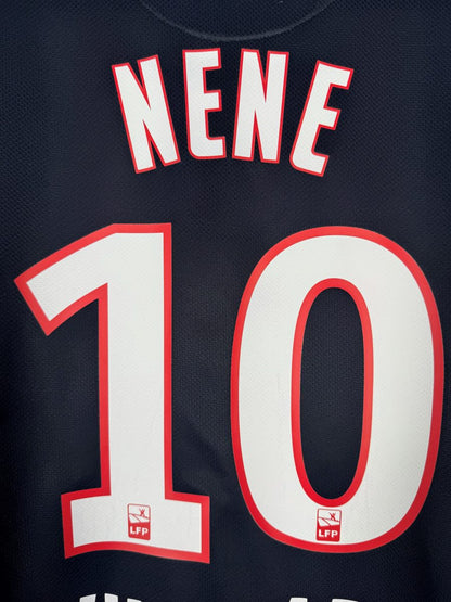 Détail du flocage Nenê N°10 avec logos LFP intégrés aux chiffres, maillot PSG 2011-2012