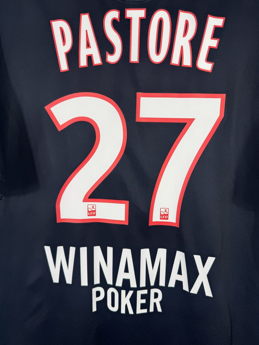 Détail flocage Pastore 27 police Ligue 1, maillot PSG domicile 2011-2012