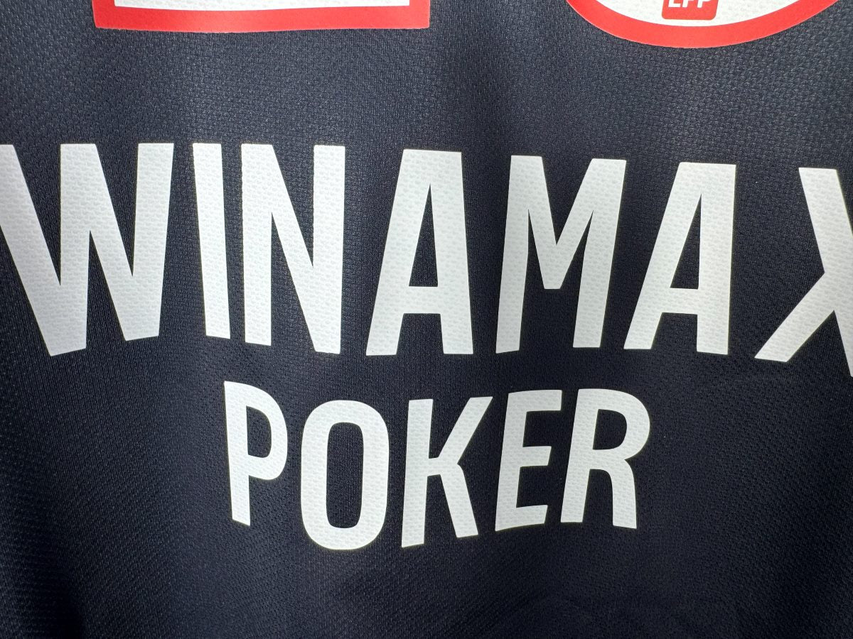 Détail du sponsor dorsal Winamax Poker sur le maillot PSG 2011-2012 domicile