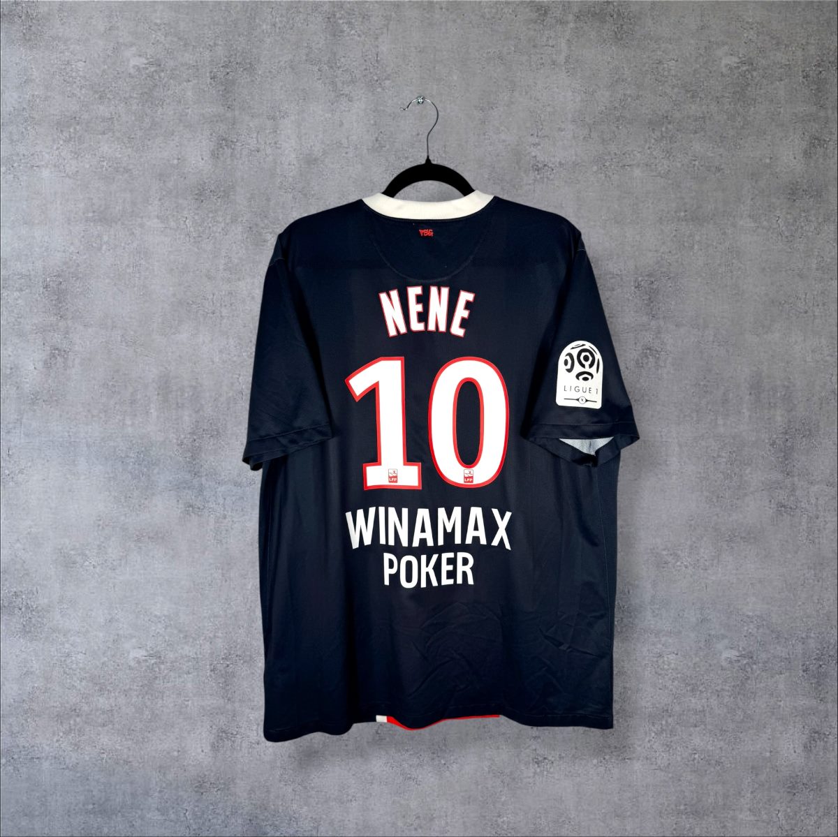 Dos du maillot PSG 2011-2012 domicile avec flocage Nenê N°10, sponsor dos Winamax Poker et patch Ligue 1