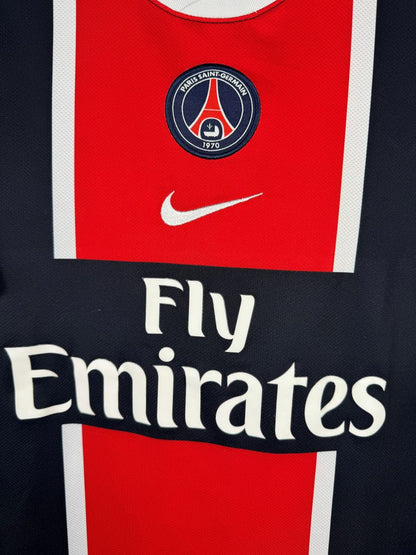 Écusson PSG, swoosh Nike et sponsor Fly Emirates, maillot domicile 2011-2012 Nene