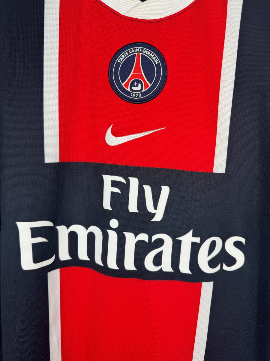 Écusson PSG, swoosh Nike et sponsor Fly Emirates, maillot domicile 2011-2012 Pastore