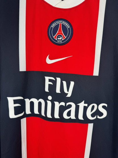 Écusson PSG, swoosh Nike et sponsor Fly Emirates, maillot domicile 2011-2012 Pastore