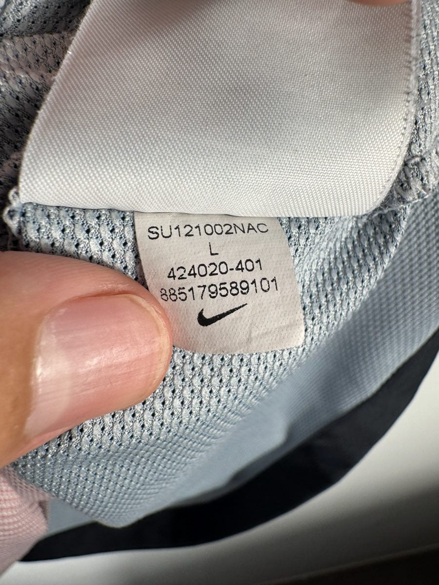Étiquette Nike code 424020-401 taille L, maillot PSG domicile 2011-2012