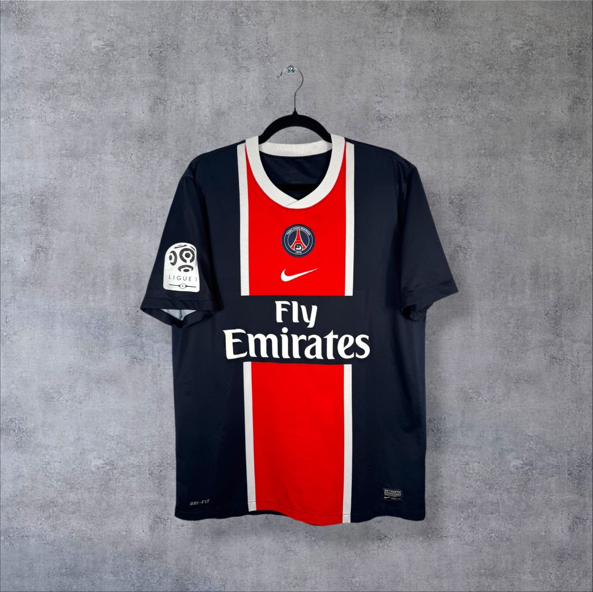 Maillot PSG domicile 2011-2012 de face, sponsor Fly Emirates et bande rouge
