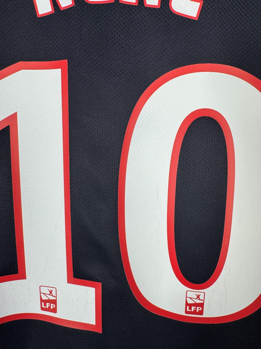 Gros plan du numéro 10 et des logos LFP officiels sur le maillot PSG 2011-2012 domicile