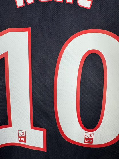 Gros plan du numéro 10 et des logos LFP officiels sur le maillot PSG 2011-2012 domicile