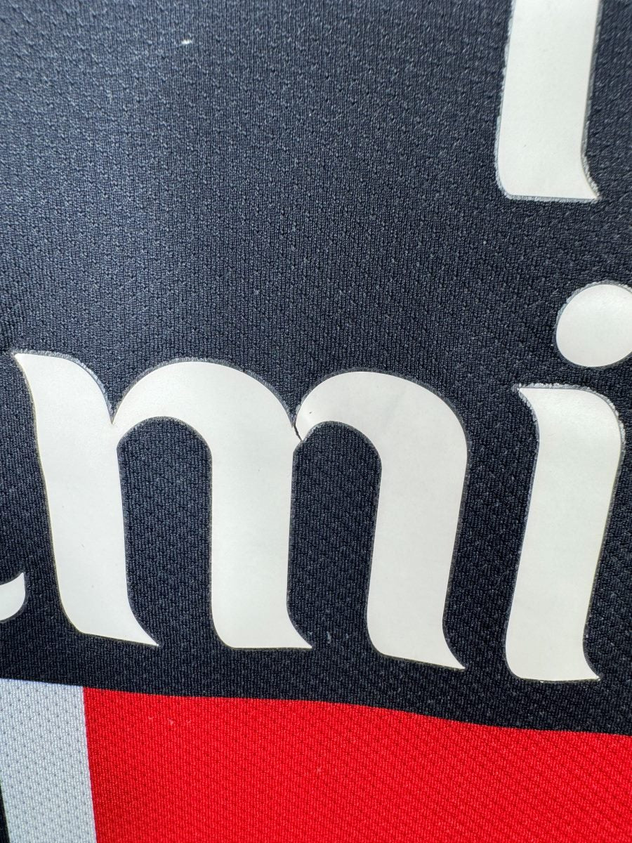 Défaut : craquelures fines sur le sponsor Fly Emirates, maillot PSG 2011-2012 Nene