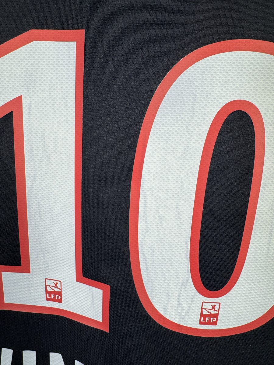 Défaut : usure légère sur le numéro 10, maillot PSG domicile 2011-2012 Nene