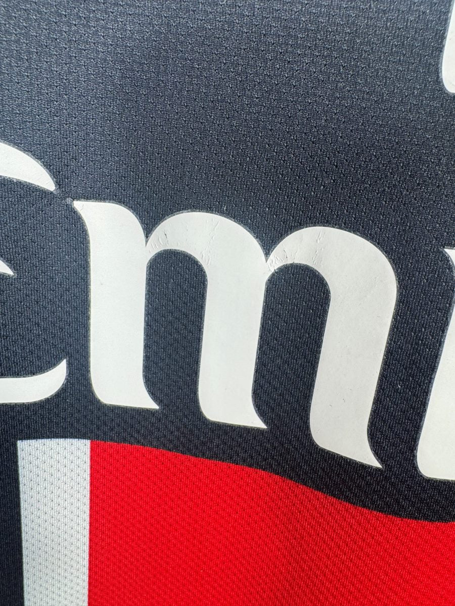 Défaut : craquelures fines sur le sponsor Fly Emirates, maillot PSG 2011-2012 Pastore
