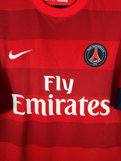 Détail de l'écusson PSG 1970 brodé et du swoosh Nike sur le maillot extérieur 2012-2013