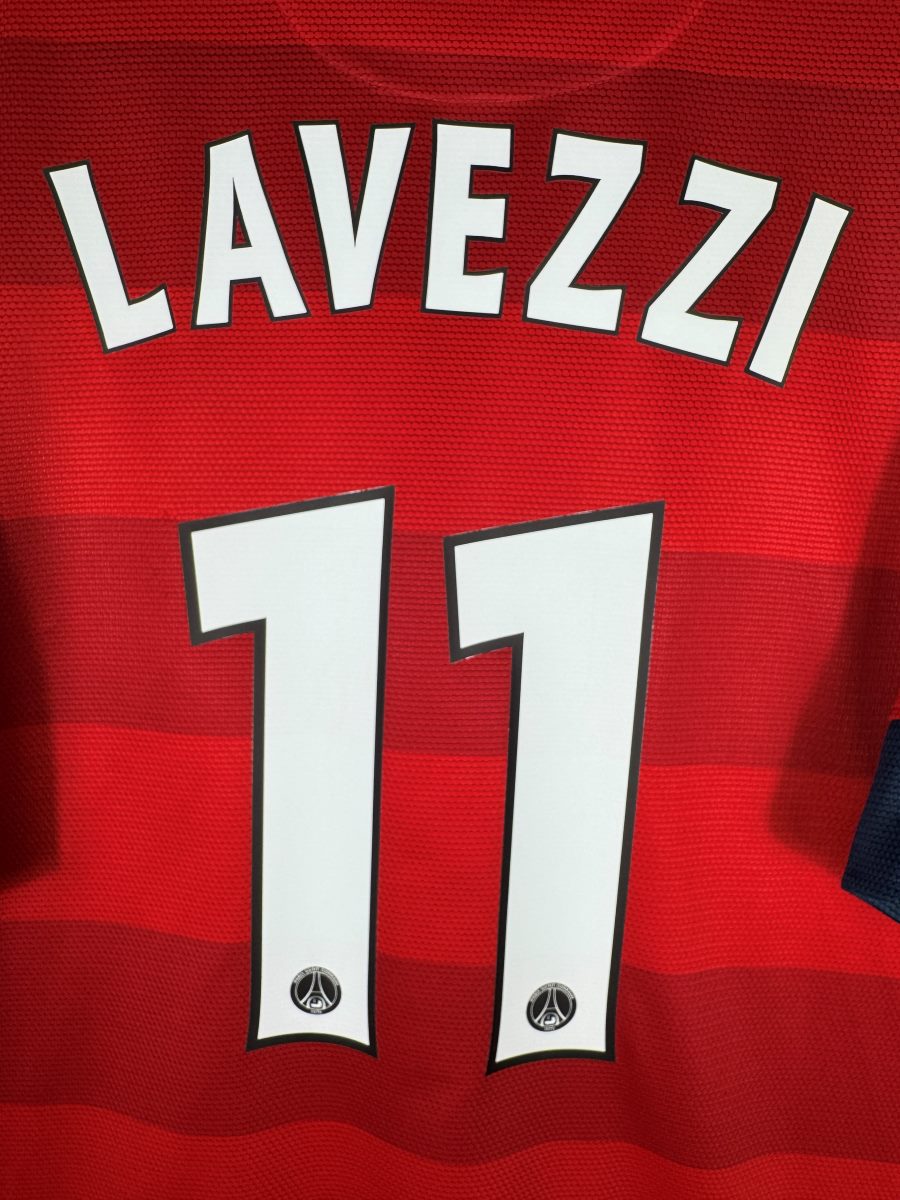 Détail du flocage Lavezzi N°11 avec écusson PSG intégré aux chiffres, maillot 2012-2013 extérieur