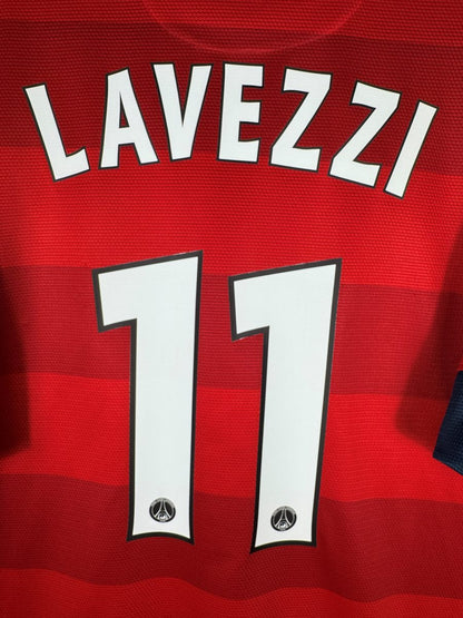 Détail du flocage Lavezzi N°11 avec écusson PSG intégré aux chiffres, maillot 2012-2013 extérieur