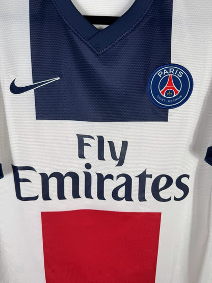 Écusson Paris Saint-Germain brodé sur le maillot extérieur blanc 2013-2014