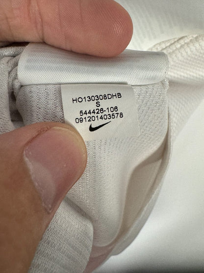 Étiquette Nike HO130308DHB et code d'authenticité 544426-106 du PSG extérieur 2013-2014