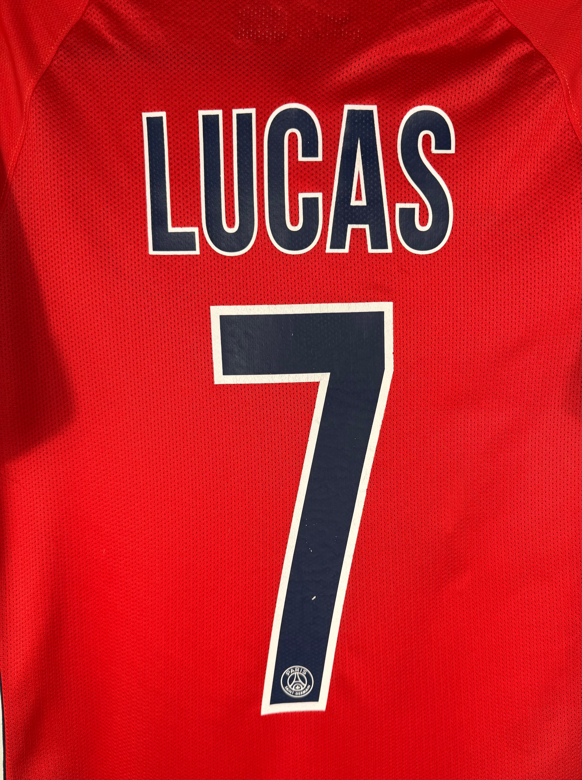 Détail de la typographie du flocage sur le numéro 7 de Lucas Moura