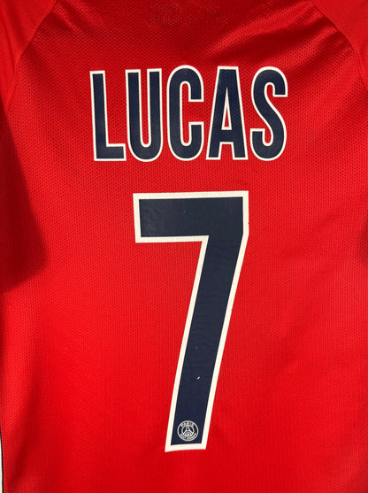 Détail de la typographie du flocage sur le numéro 7 de Lucas Moura
