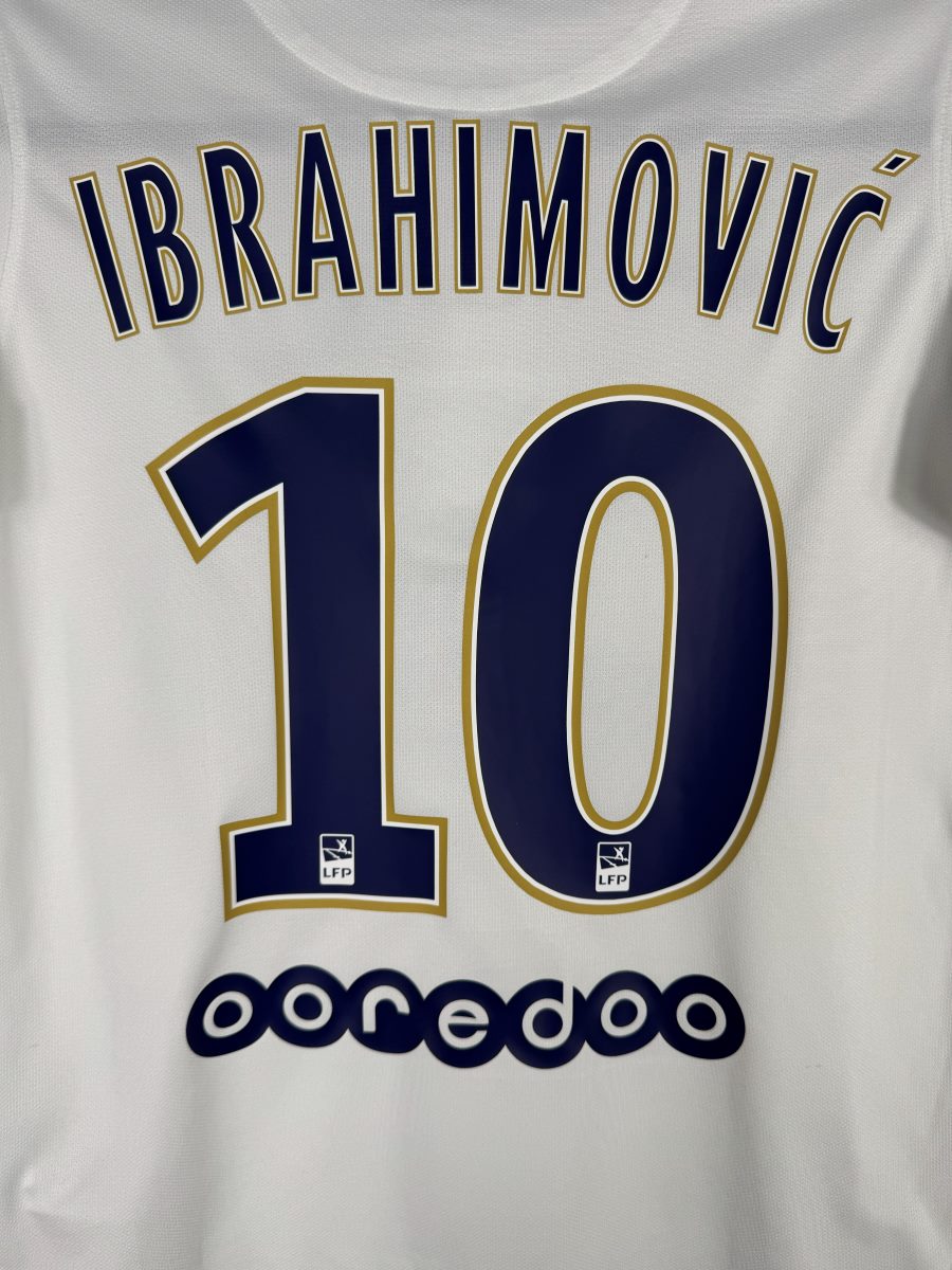 Détail flocage Ibrahimović N°10 maillot PSG extérieur 2014-2015