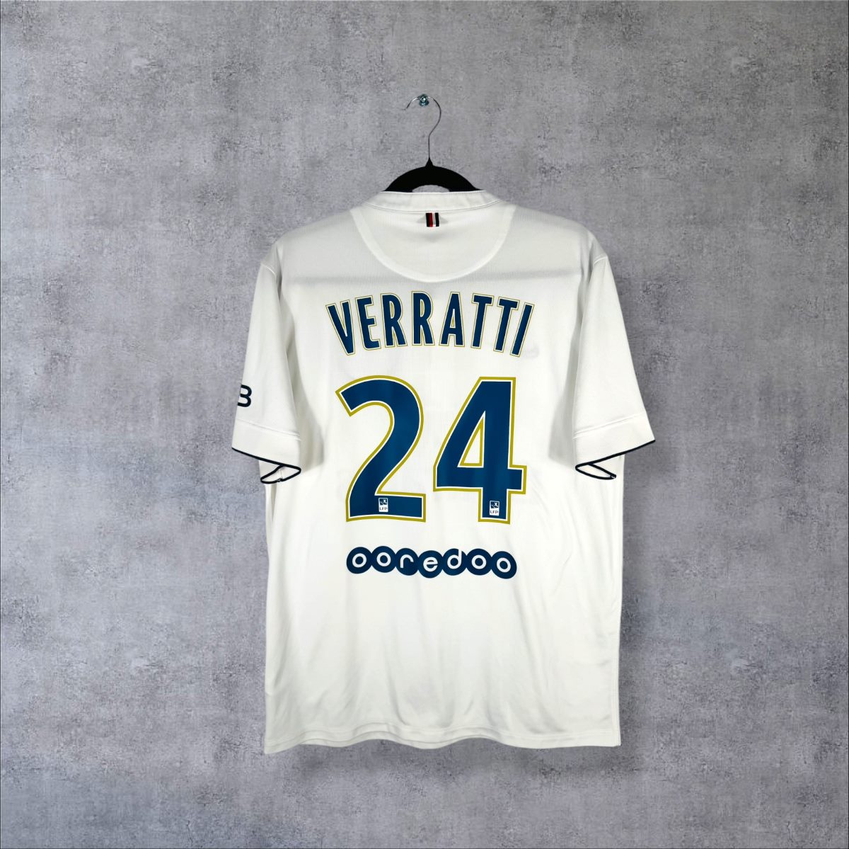 Dos du maillot PSG 2014-2015 extérieur blanc avec flocage Verratti numéro 24 or et marine